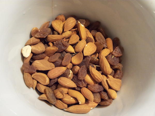 Almonds With Currant Mix